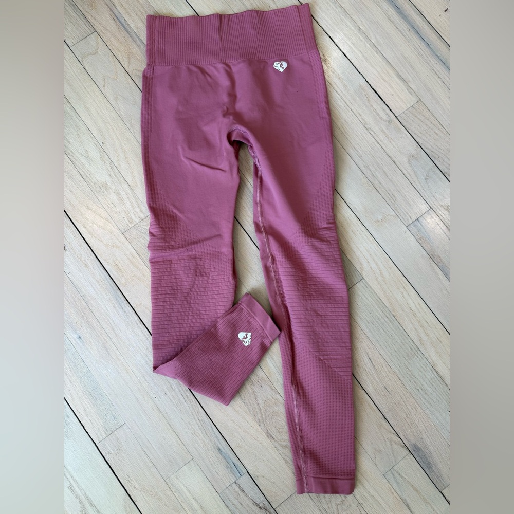 Seamless Ribbed Leggings in Mauve Pink